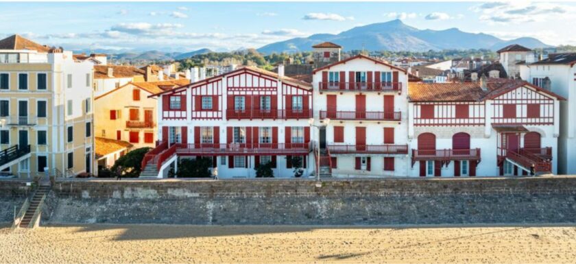 La Villa Ugaïna face à la baie de Saint-Jean-de-Luz, mise en vente 15,9 millions d’euros.