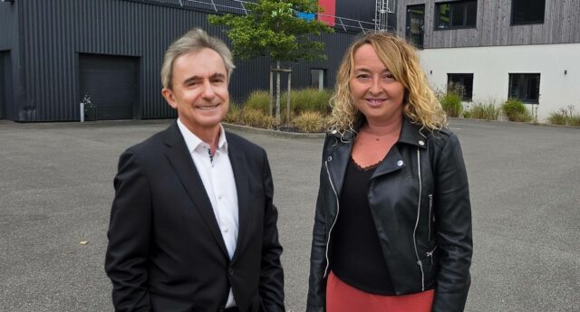 Dominique Lavallée et Géraldine Kerdiles devant le site industriel d’Akabois à Landivisiau