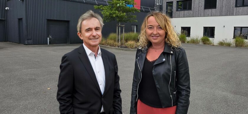 Dominique Lavallée et Géraldine Kerdiles devant le site industriel d’Akabois à Landivisiau