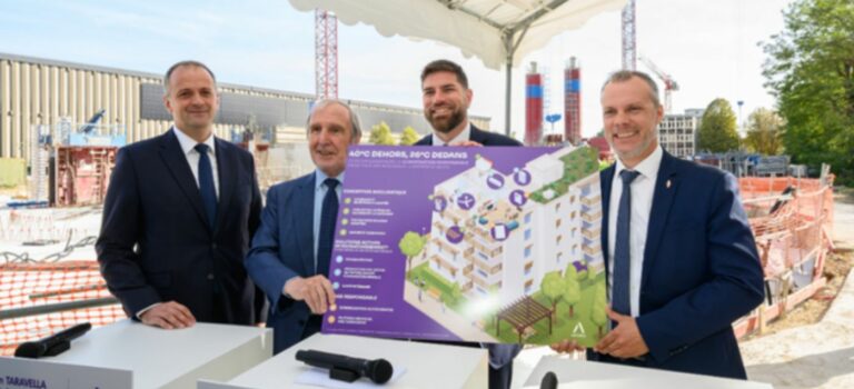 Vincent Jeanbrun lors de sa visite du programme Villa Trianon à L’Haÿ-les-Roses