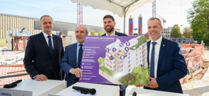 Vincent Jeanbrun lors de sa visite du programme Villa Trianon à L’Haÿ-les-Roses