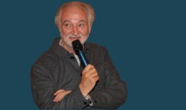 Jacques Attali, micro en main, lors d'un entretien organisé par l'Institut Janus.