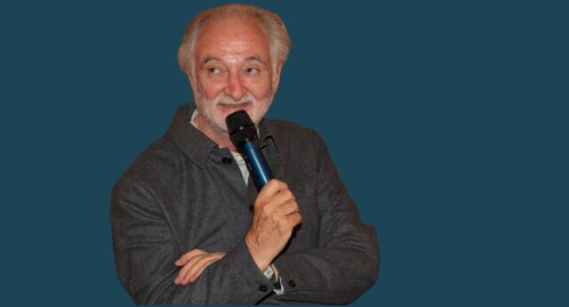 Jacques Attali, micro en main, lors d'un entretien organisé par l'Institut Janus.