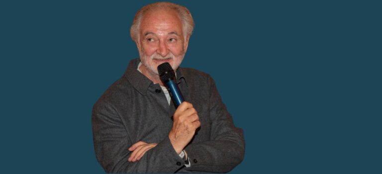 Jacques Attali, micro en main, lors d'un entretien organisé par l'Institut Janus.
