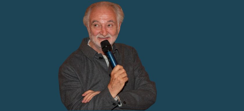Jacques Attali, micro en main, lors d'un entretien organisé par l'Institut Janus.