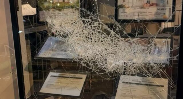 Vitrine brisée de l’agence Moriss Immobilier Voltaire à Paris après les violences du 17 octobre 2026, annonces encore affichées