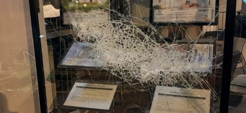 Vitrine brisée de l’agence Moriss Immobilier Voltaire à Paris après les violences du 17 octobre 2026, annonces encore affichées