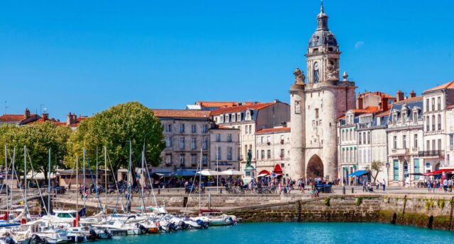 Maisons et immeubles résidentiels dans une commune du littoral français.