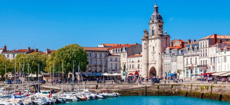Maisons et immeubles résidentiels dans une commune du littoral français.