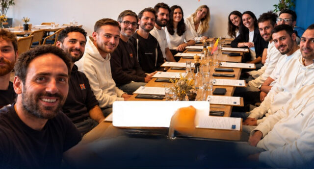 Cédric O’Neill et l’équipe de Bricks.co réunis autour d’une table
