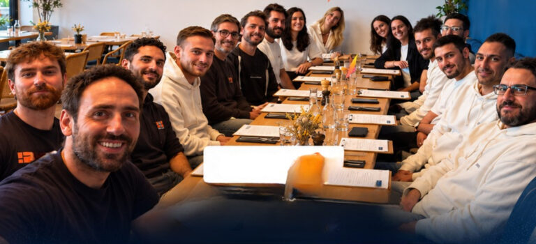 Cédric O’Neill et l’équipe de Bricks.co réunis autour d’une table