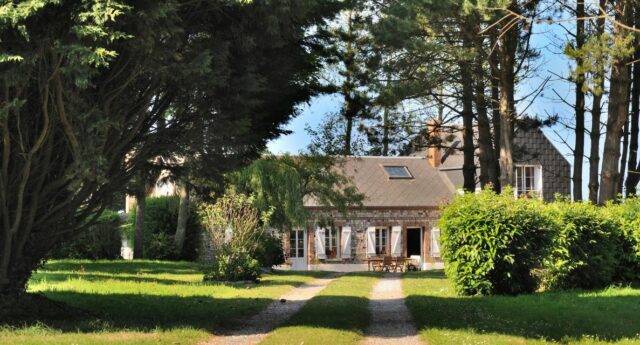 Maison avec jardin arboré dans une petite commune française.