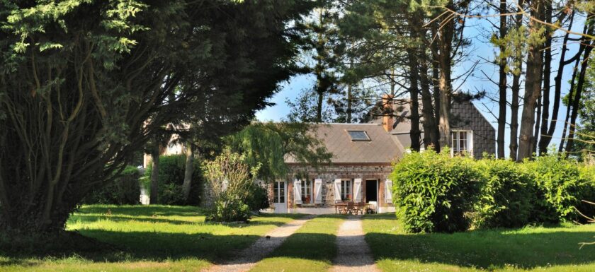 Maison avec jardin arboré dans une petite commune française.