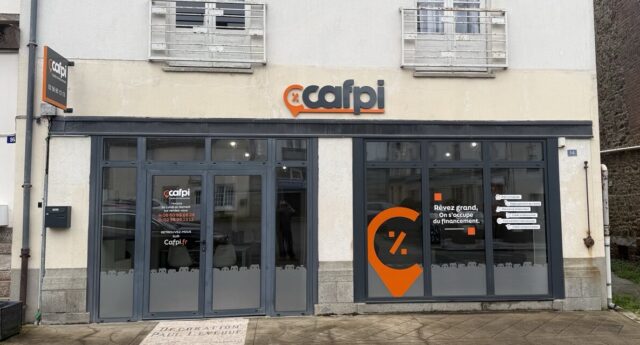 Façade d’une agence Cafpi avec une enseigne orange et grise et des vitrines donnant sur la rue.