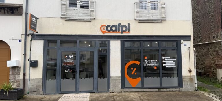Façade d’une agence Cafpi avec une enseigne orange et grise et des vitrines donnant sur la rue.