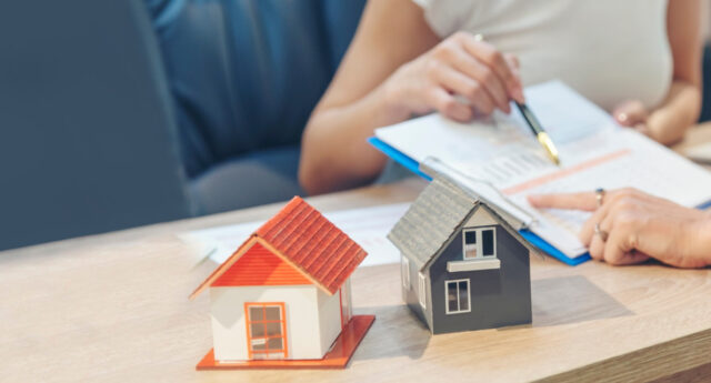 Professionnels de l’immobilier échangeant autour d’un dossier et de biens immobiliers