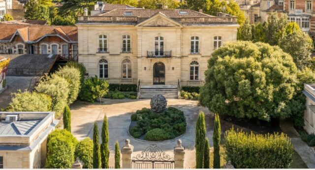 Façade de La Grande Maison de Bernard Magrez et son jardin dans le quartier Labottière à Bordeaux
