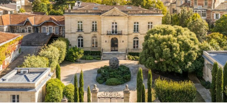 Façade de La Grande Maison de Bernard Magrez et son jardin dans le quartier Labottière à Bordeaux