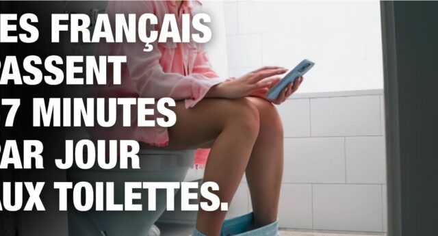 Une femme sur les toilettes