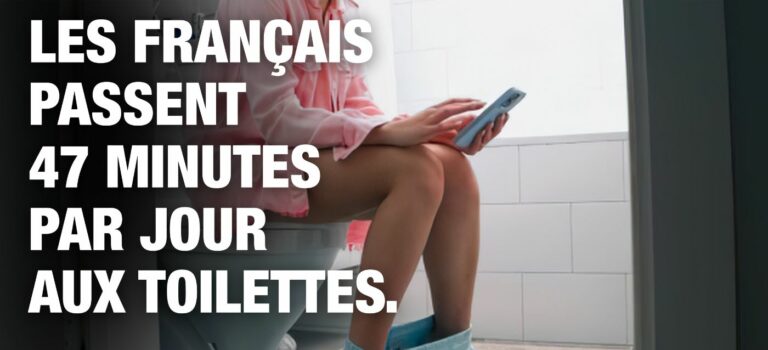 Une femme sur les toilettes