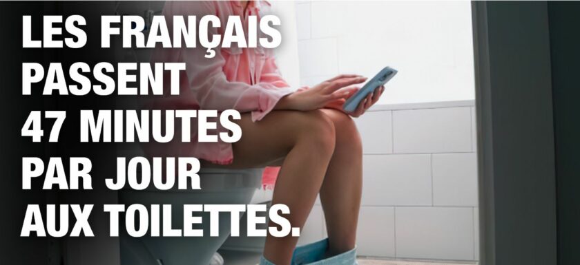 Une femme sur les toilettes