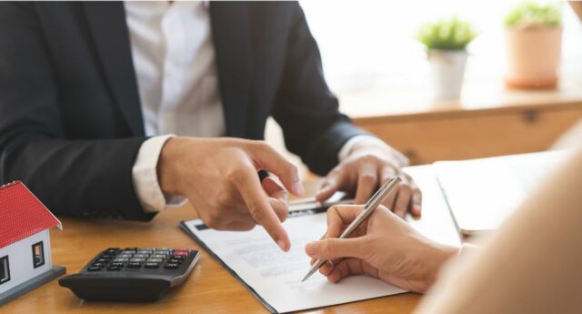 Acquéreurs examinant une simulation de crédit immobilier avec un conseiller