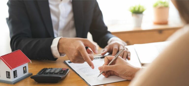 Acquéreurs examinant une simulation de crédit immobilier avec un conseiller
