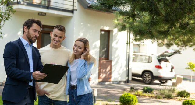 Un couple examine le budget d’un achat immobilier avec une conseillère.