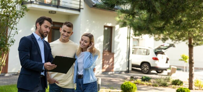 Un couple examine le budget d’un achat immobilier avec une conseillère.