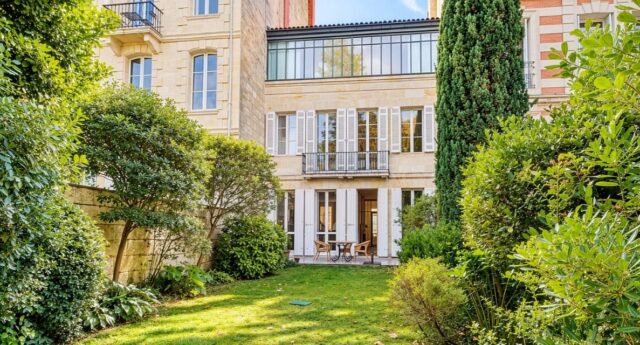 Maison en pierre face au Jardin Public de Bordeaux