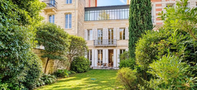 Maison en pierre face au Jardin Public de Bordeaux