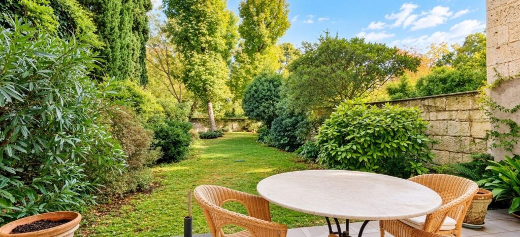 Maison en pierre face au Jardin Public de Bordeaux
