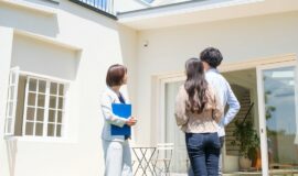 Des acquéreurs visitent un appartement ancien avec une agente immobilière.