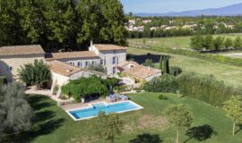 Vue aérienne du mas au Thor, avec sa piscine, ses jardins et les terrains environnants