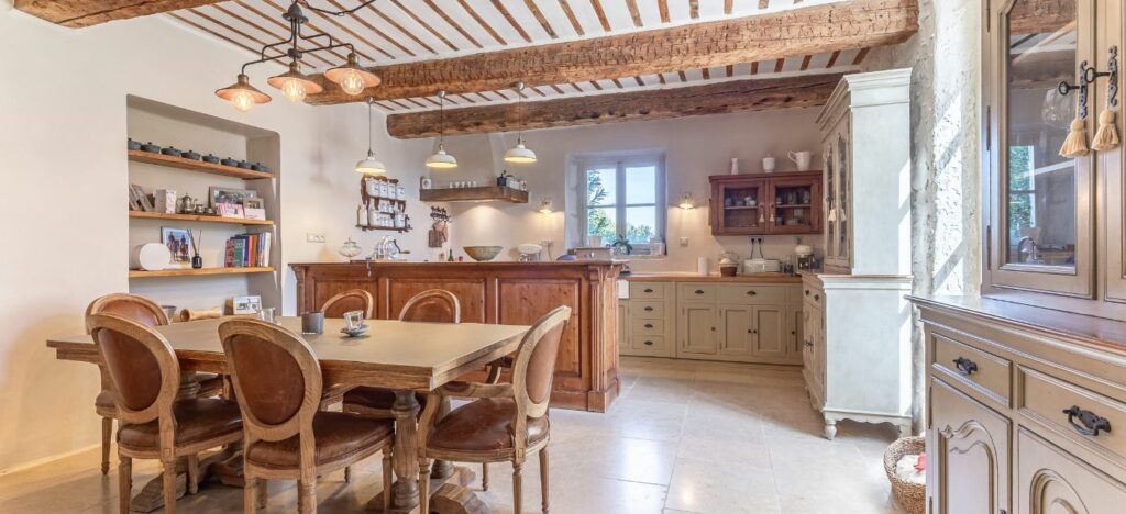 Immobilier Isle-sur-la-Sorgue : un mas et près de 10 hectares pour vivre avec ses chevaux