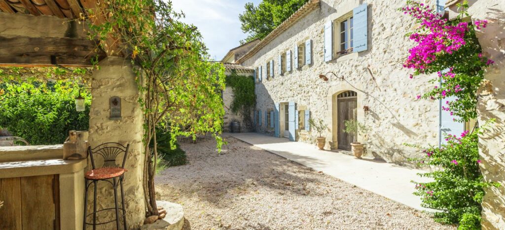 Immobilier Isle-sur-la-Sorgue : un mas et près de 10 hectares pour vivre avec ses chevaux