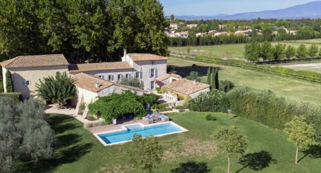Vue aérienne du mas au Thor, avec sa piscine, ses jardins et les terrains environnants