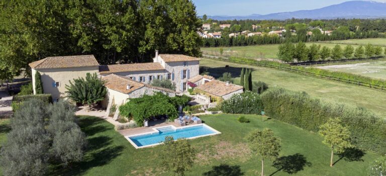 Vue aérienne du mas au Thor, avec sa piscine, ses jardins et les terrains environnants