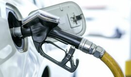 pistolet de carburant dans le réservoir d'essence d'une voiture.