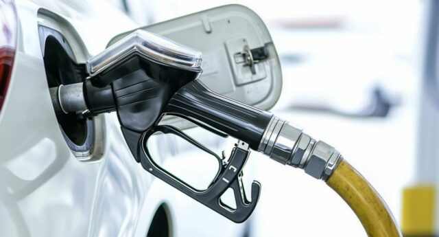 pistolet de carburant dans le réservoir d'essence d'une voiture.