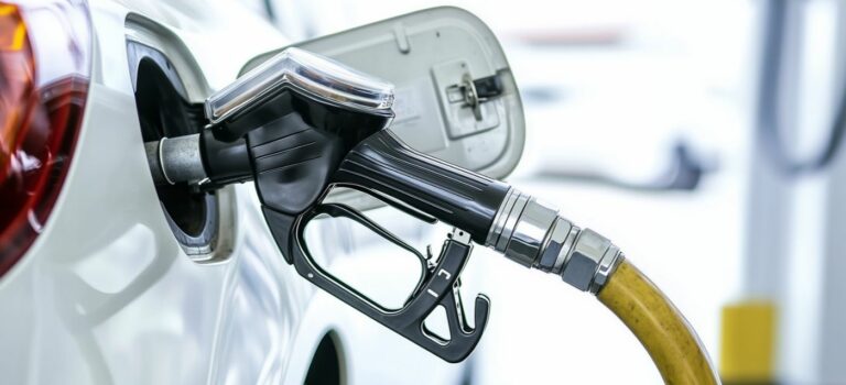 pistolet de carburant dans le réservoir d'essence d'une voiture.