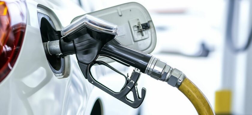 pistolet de carburant dans le réservoir d'essence d'une voiture.