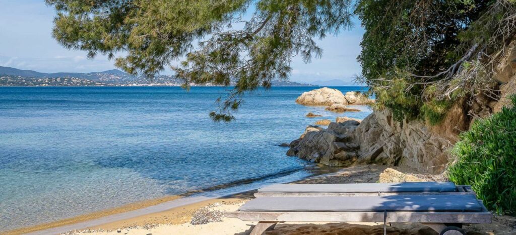 Gassin : villa avec plage privée et garage à bateau