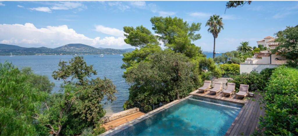 Gassin : villa avec plage privée et garage à bateau