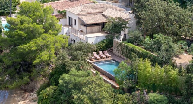 Vue aérienne de la villa à Gassin avec piscine et accès direct à la plage