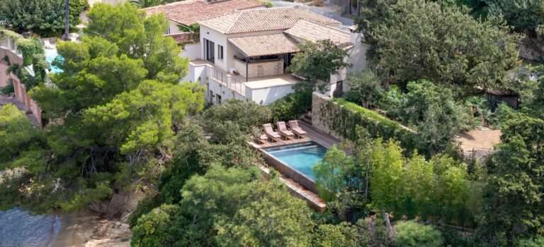 Vue aérienne de la villa à Gassin avec piscine et accès direct à la plage